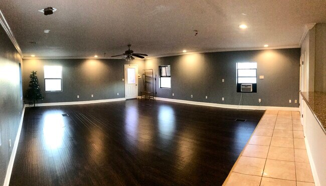 Building Photo - 2135 Mirabeau Ave