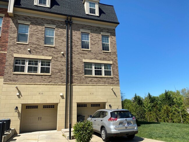 Building Photo - Spacious 3 Bedroom Townhouse in National Harbor!