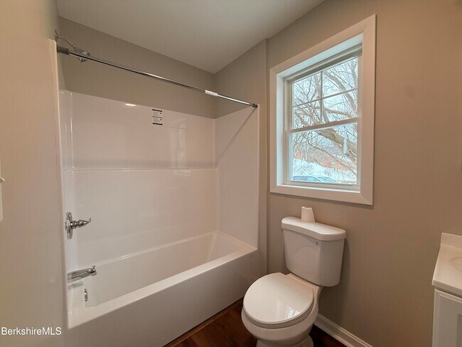 Foto del edificio - 40 E Hoosac St