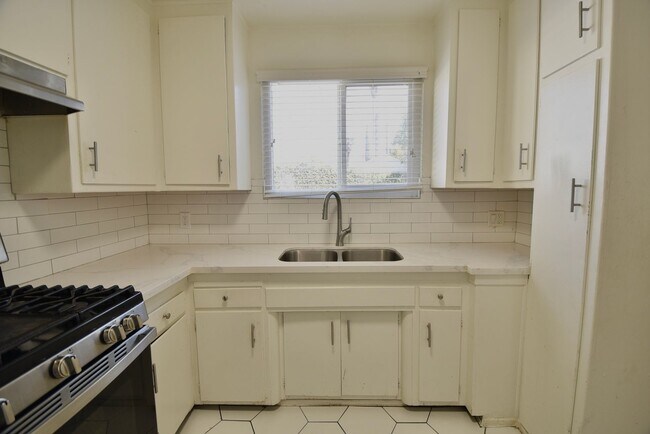 Building Photo - 5852