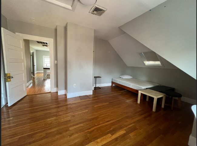 Building Photo - Great Brookline 6-bed, 2-bath apt in Brookline available for 9/1/26!