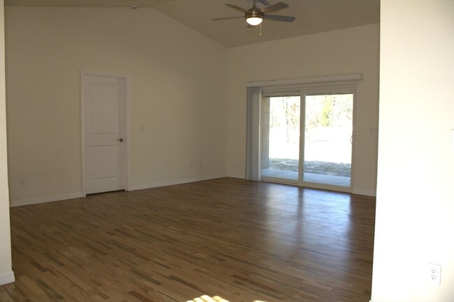 Building Photo - 3/2/2 in Royal Highlands