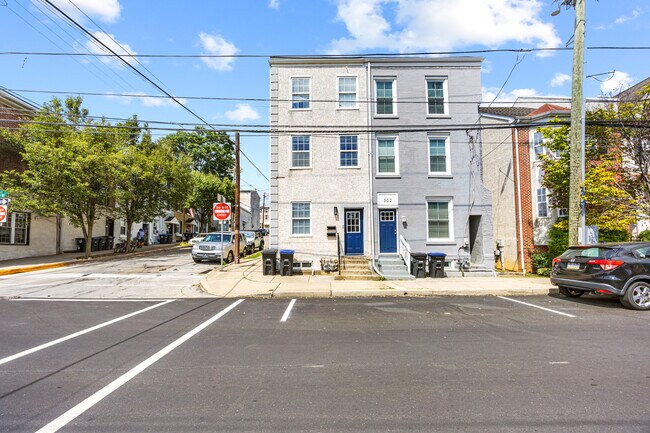 Building Photo - 300 E Elm St