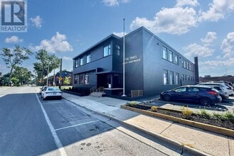 Building Photo - 16-16 Hincks St