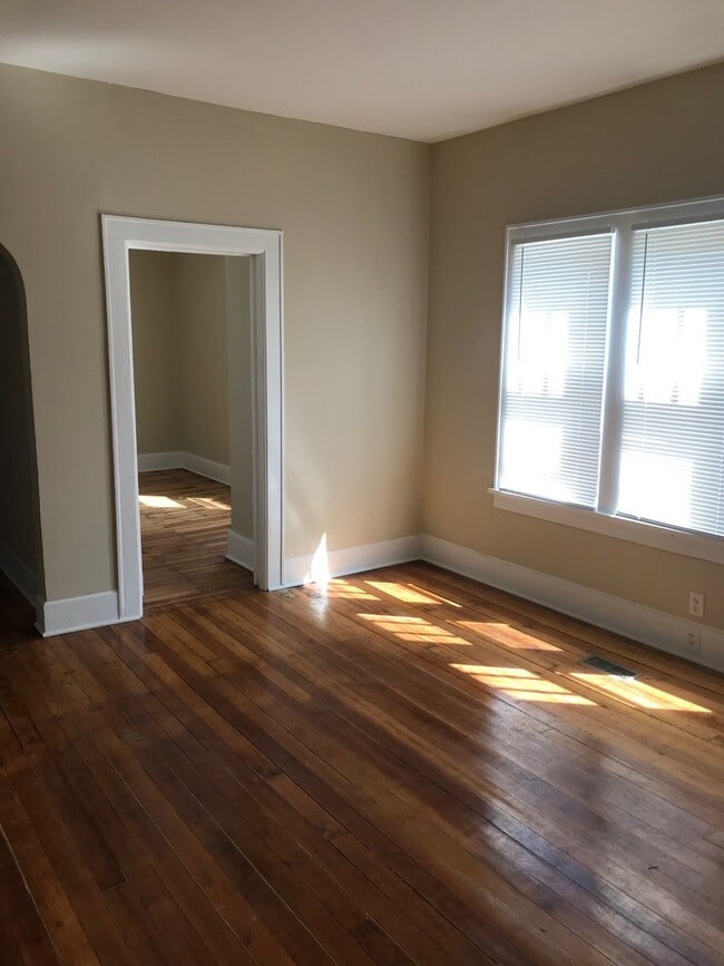 Building Photo - Amazing 5 Bedroom 2 Bathroom Home in St.Paul!