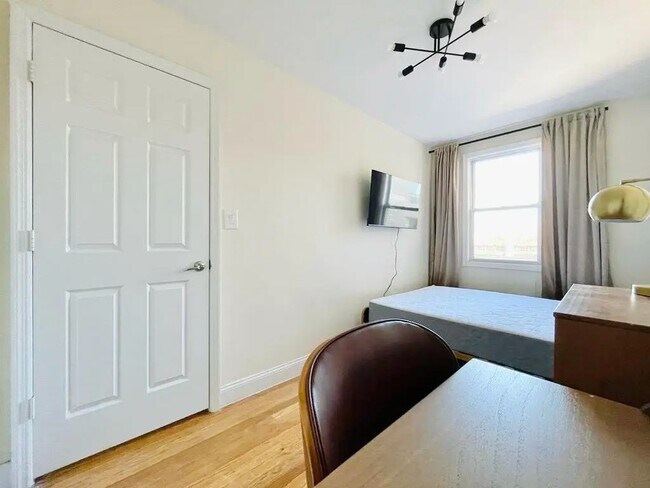 Foto del edificio - Furnished room/NOT APARTMENT