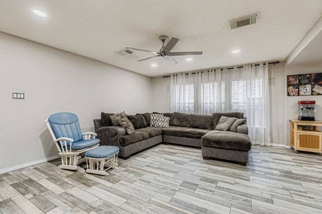 Building Photo - Stunning 3 bedroom home with Easy access t...