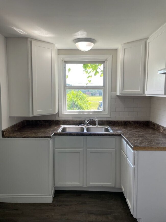 Foto del edificio - Bright & Inviting 2-Bedroom Home with Larg...