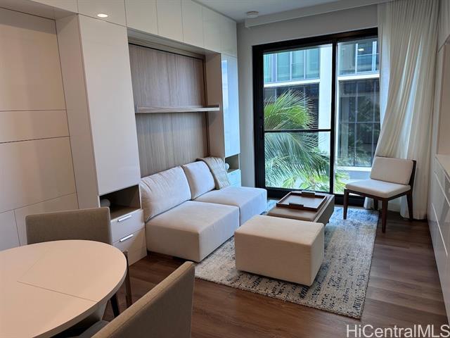 Building Photo - 987 Queen St