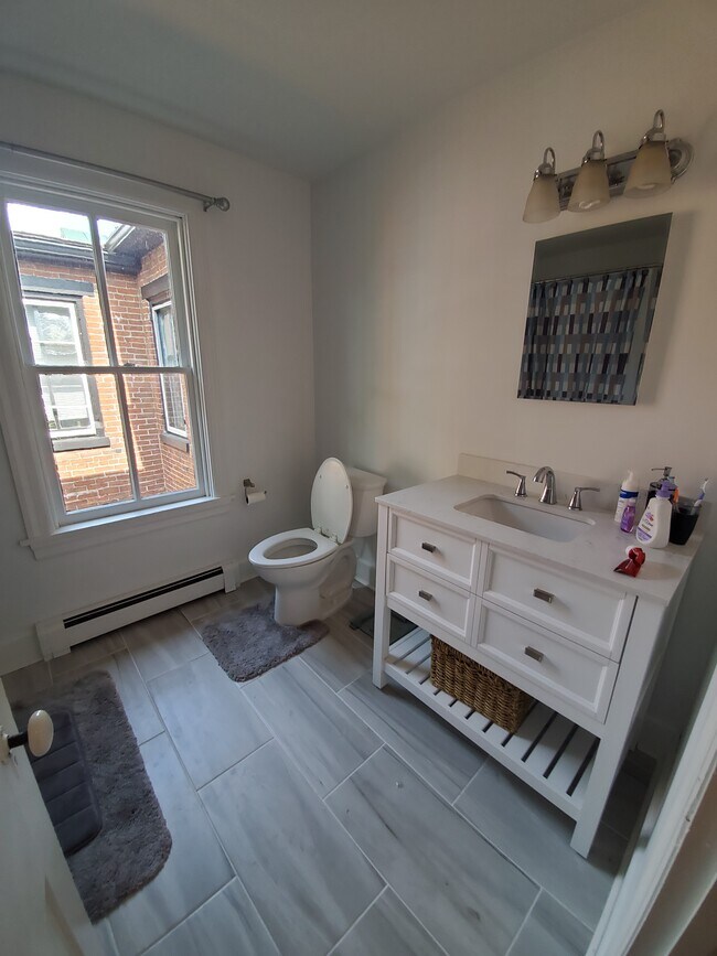 Foto del edificio - 166 E Pomfret St