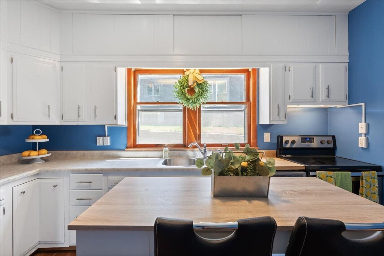 Primary Photo - Spacious 4 Bedroom Home for Rent in Council Bluffs