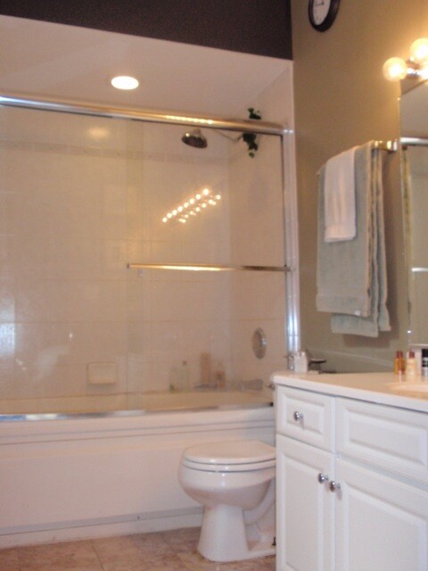 bathroom - 1070 N Milwaukee Ave