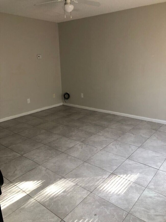 Foto del edificio - Woodbridge Townhomes ~ 2109-J Grand Prix D...