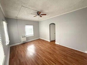 Building Photo - 849 S Kenmore Ave