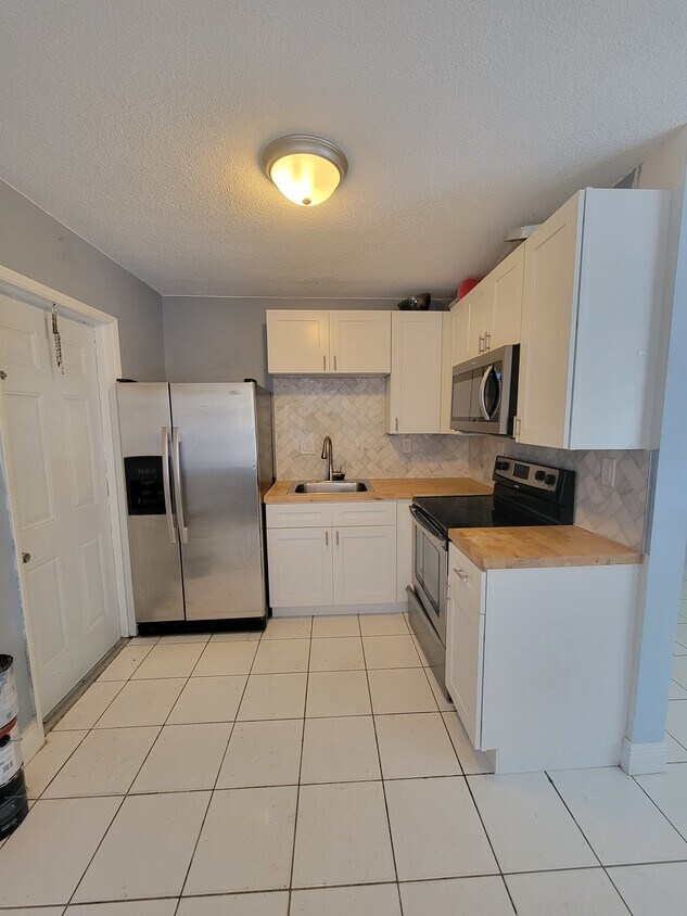 Primary Photo - 1720 NE 62nd St