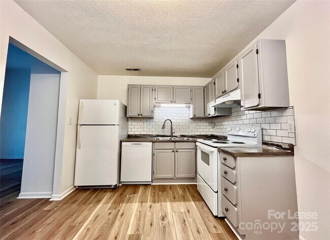 Foto del edificio - 1433 Riverwood Ct