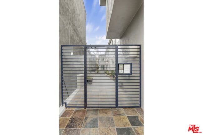Building Photo - 925 N Curson Ave