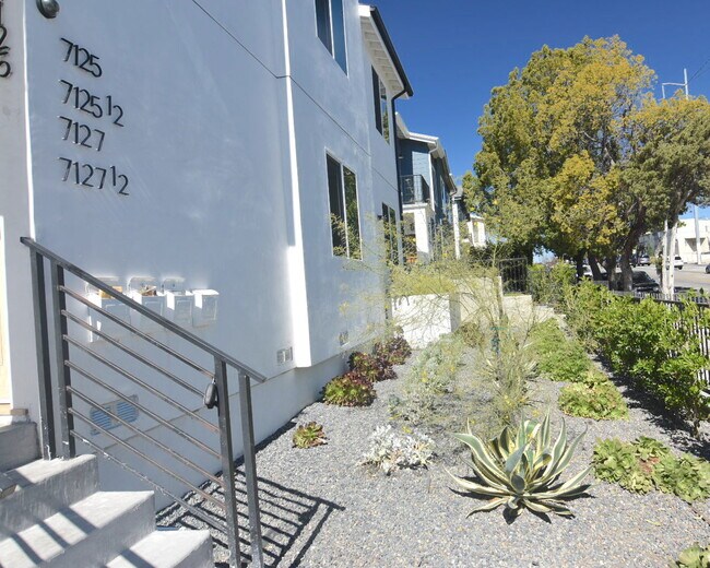 Building Photo - 7127 S La Cienega Blvd