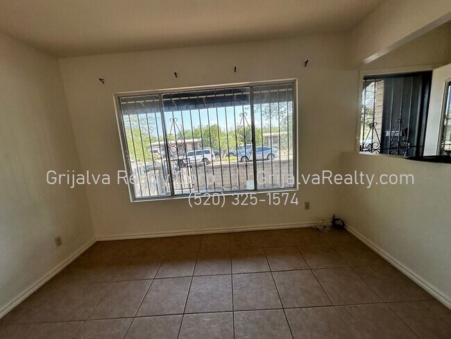 Building Photo - Cute 2 Bedroom Town House Available Now! (...