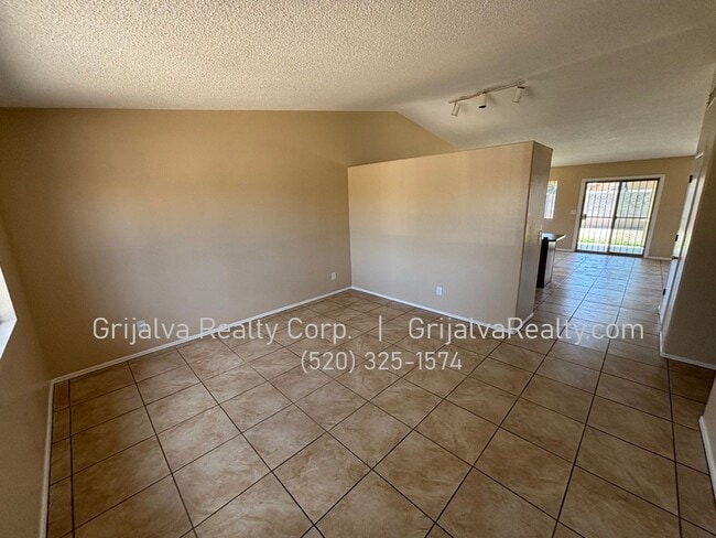 Building Photo - 3 Bedroom, 2 Bath Midvale House for Rent  (Valencia/Midvale)