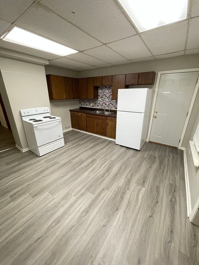 Building Photo - 410 N 52nd Ave W