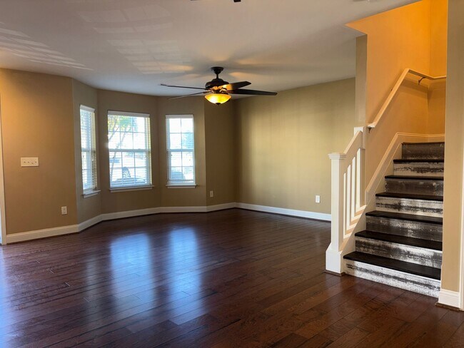 Building Photo - 2 Bedroom, 2.5 Bathroom Townhouse in Green...