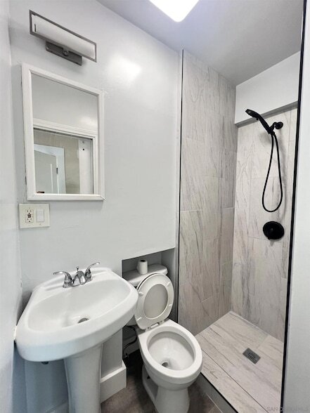 Building Photo - 4060 Oakcrest Dr