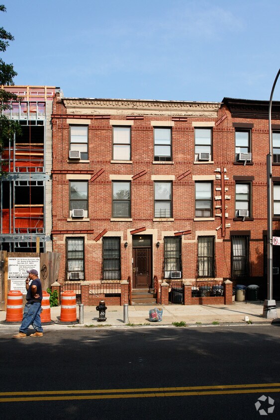 Building Photo - 532 6th Ave