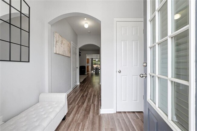 Foto del edificio - 2059 Lakeshore Overlook Dr