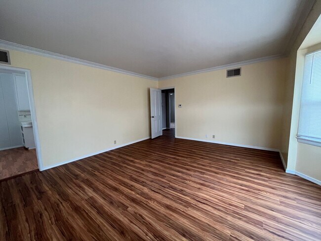 Building Photo - Downtown Duplex