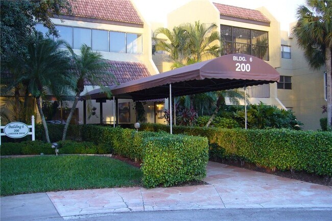 Building Photo - 200 Lakeview Dr