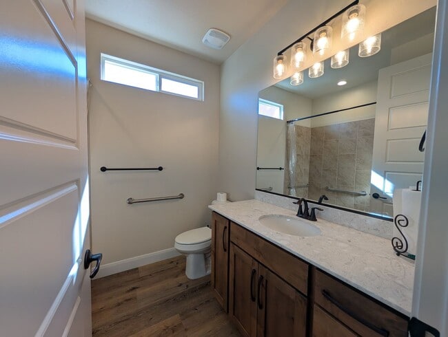 Building Photo - 951 N Main St