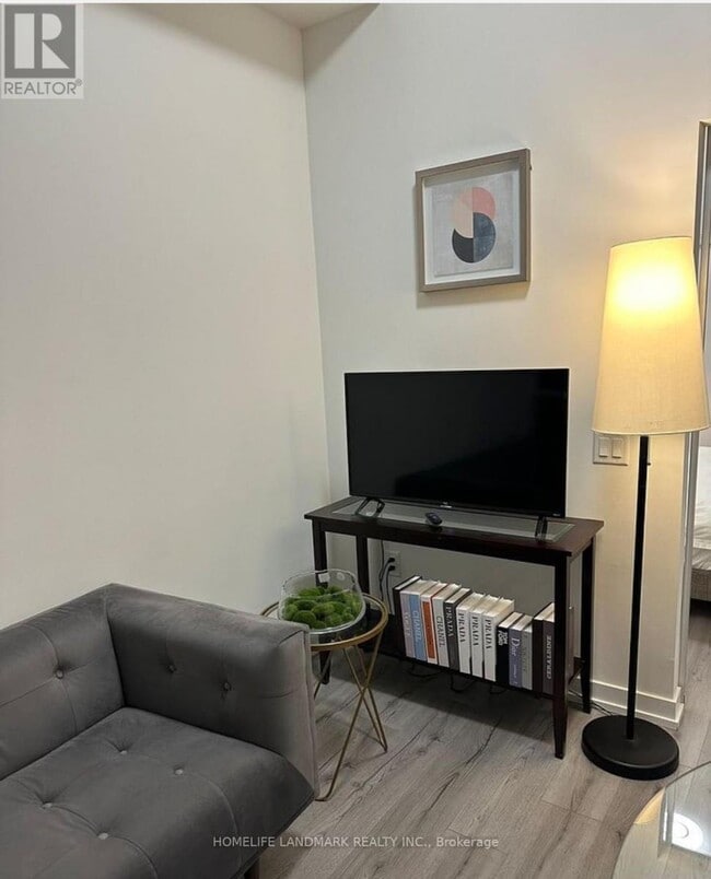 Building Photo - 395 Bloor St E