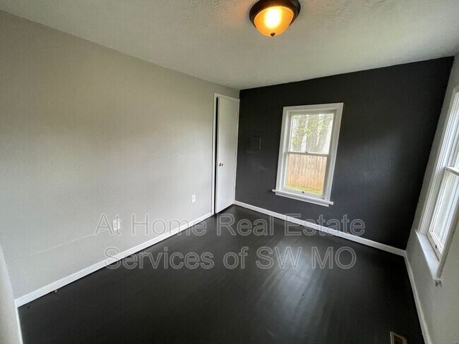 Building Photo - 629 S Glenn Ave