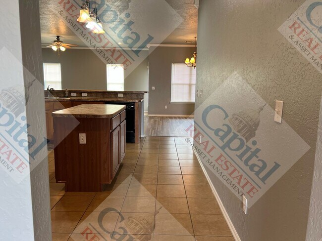 Building Photo - Charming 3 Bedroom