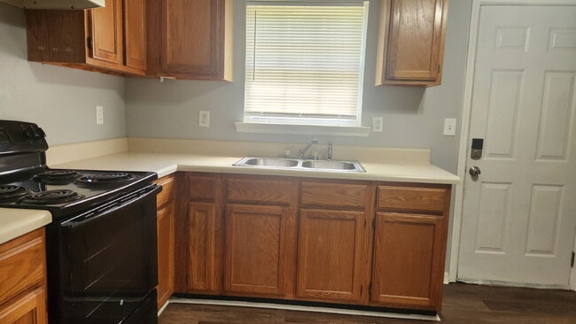 Building Photo - Refreshed 2BR/1BA duplex apartment for rent!