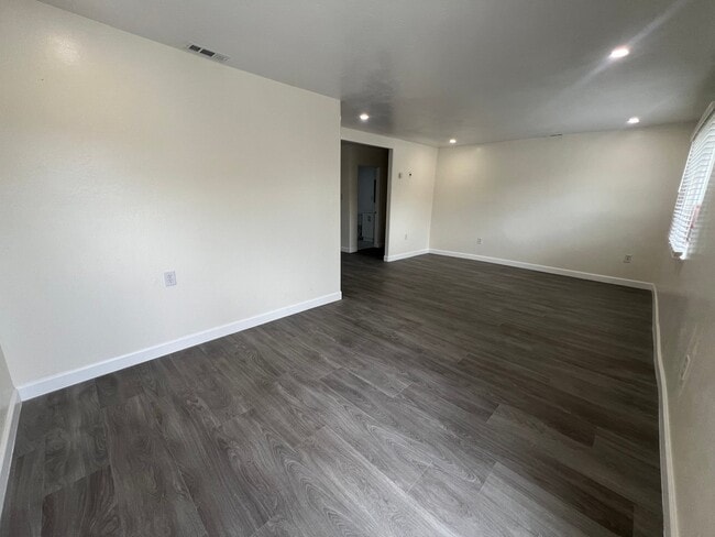 Building Photo - 1241 Kennedy Ave