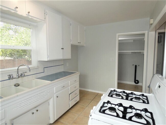Foto del edificio - 4558 N Lakewood Blvd