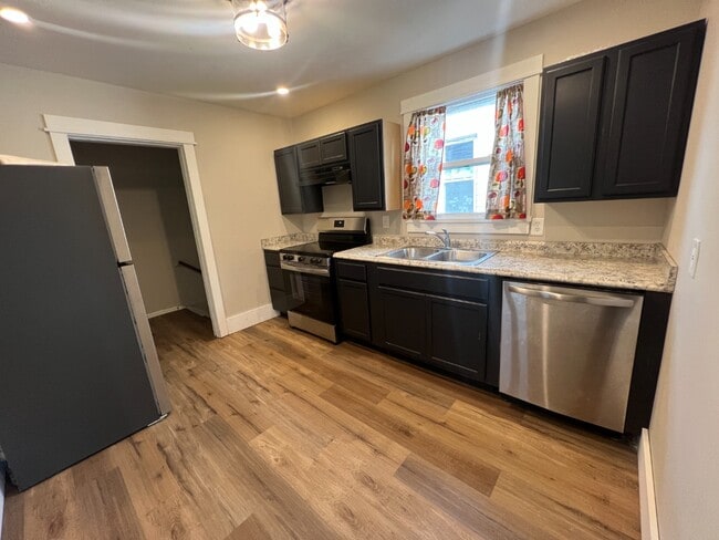 Building Photo - Updated and Spacious!