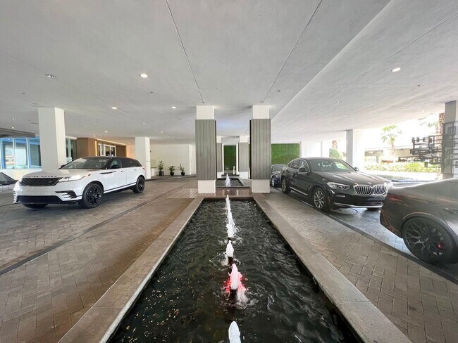 Valet Area - 400 Sunny Isles Blvd
