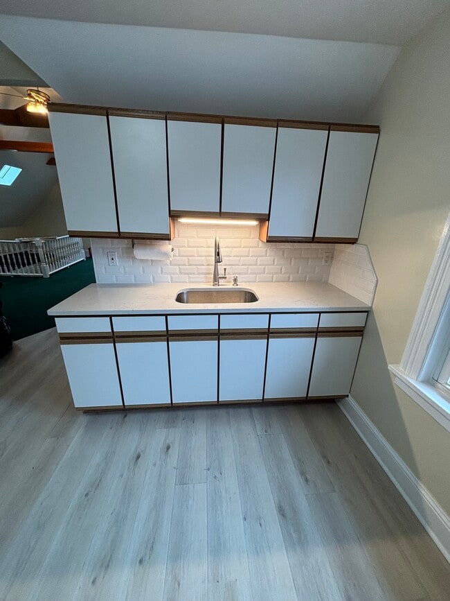 quartz counters - 585 Beechwood Ave