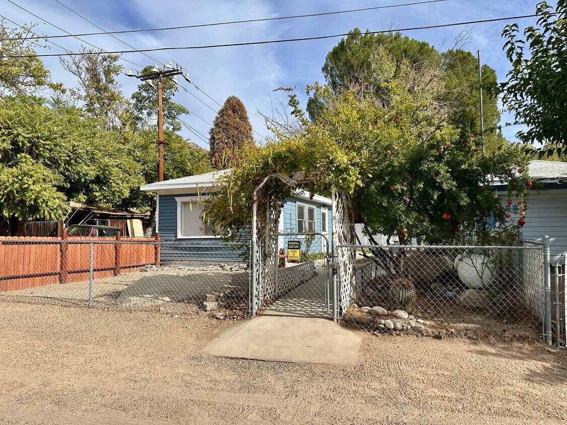 Primary Photo - Fully Renovated Studio Steps from the Kern...