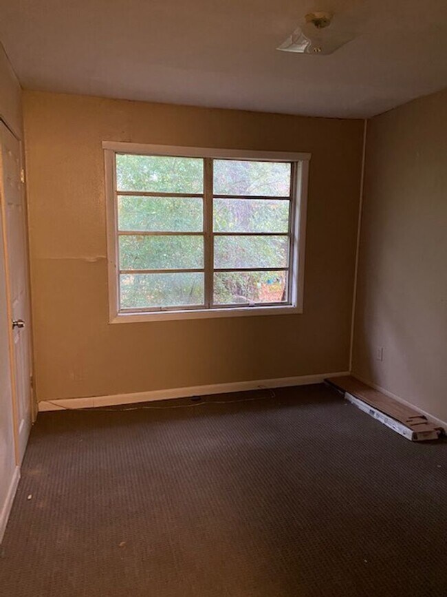 Building Photo - 835 Pine Tree Dr