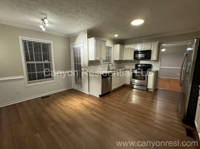 Building Photo - 5635 Thackeray Dr
