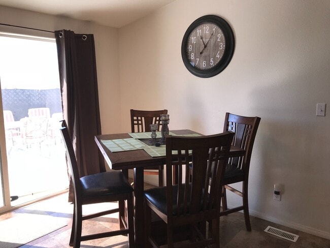 Building Photo - WINTER VACATION RENTAL WITH RV PARKING- 3 ...