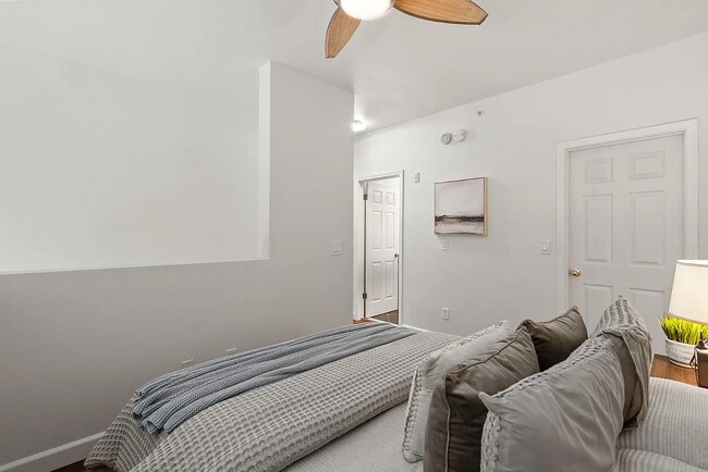 Building Photo - Loft Style Townhome w/no unit above or bel...