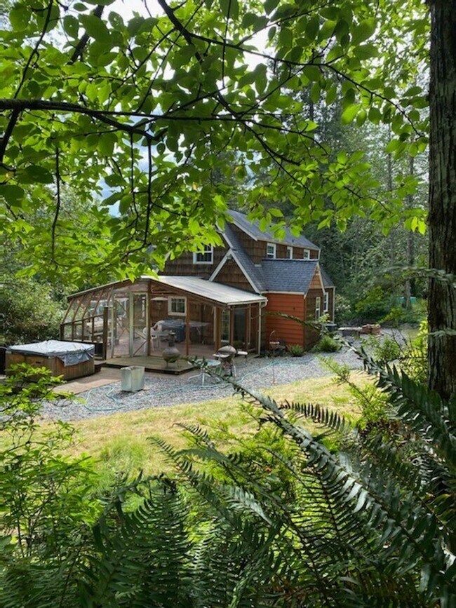 Foto del edificio - 4 Bedroom Upstairs Unit in a Country Setting