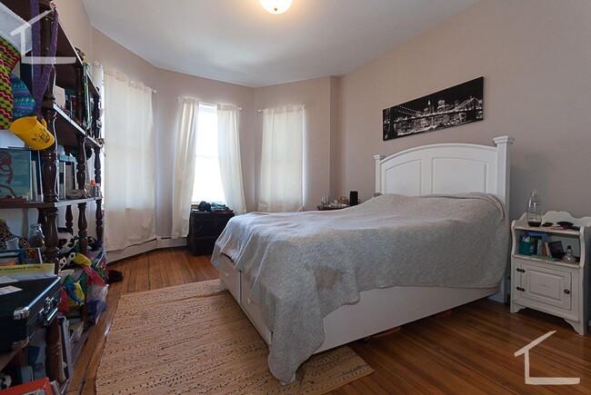 Building Photo - Charming 1 Bedroom-No Broker Fee