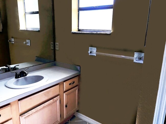 Building Photo - 1462 Melshire Ave