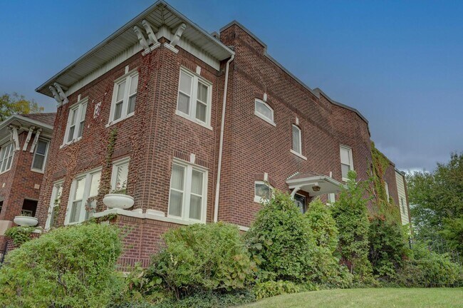 Building Photo - 8005 S Sangamon St